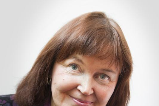 Vieraslaji-sanan sisältäneen kohurunon kirjoittanut runoilija Anna-Mari Kaskinen: ”En ollut missään yhteydessä Ilmajoen seurakuntaan runoa kirjoittaessani enkä ollut tietoinen, että Ilmajoki on Juha Mäenpään kotipaikkakunta”