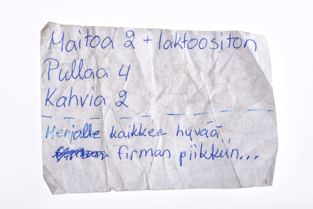 Facebook-ryhmän jäsenet kuvaavat löytämiään kauppalappuja ja jakavat kuvan ryhmässä.