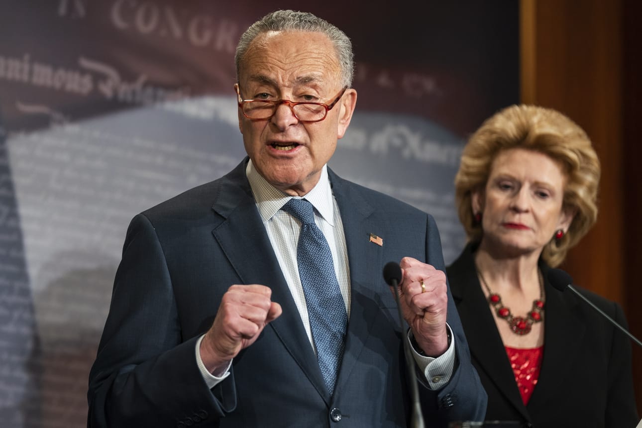Senaatin demokraattijohtaja Chuck Schumer käytti demokraattien avauspuheenvuoron oikeudenkäynnissä.