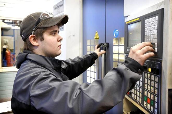 Jiri Salli valmistuu ensi keväänä koneistajaksi koulutuskeskus Sedusta. Metallialan kasvun seurauksena koneistajien tarve on kasvanut räjähdysmäisesti Pohjanmaalla. Myös sosiaali- ja terveydenhuollon ammattilaiselle on kova tarve. Sairaan- ja terveydenhoitajat sekä lääkärit otetaan maakunnissa avosylin vastaan. KUVA: JOUKO HÄNNINEN