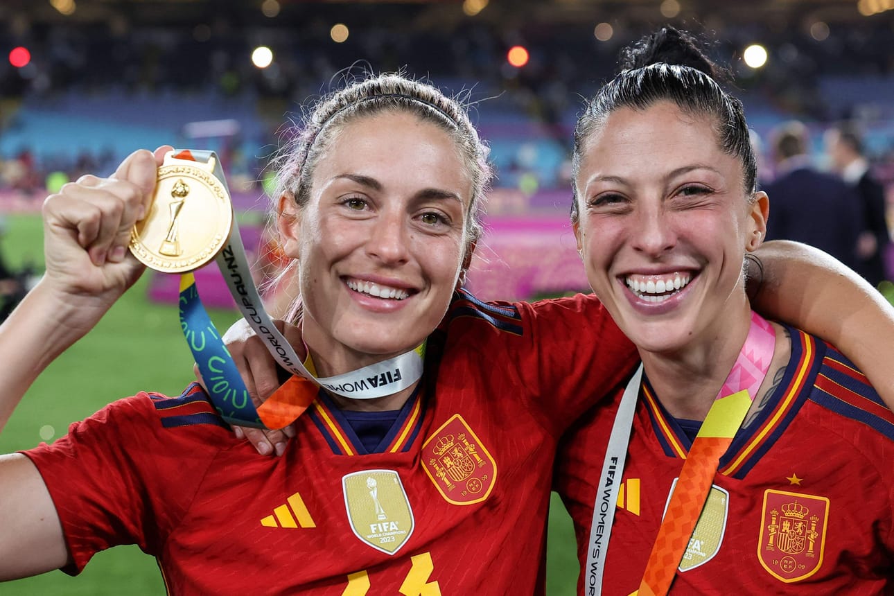 Espanjan uusi päävalmentaja Montse Tome ei valinnut skandaalin keskiössä ollutta Jenni Hermosoa (oik.) Kansojen liigan otteluihin, mutta muun muassa tähtipelaaja Alexia Putellas (vas.) ja 14 muuta maailmanmestaria valittiin.