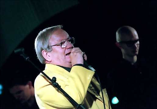 Aavikko hurmasi paitsi videollaan, myös yhteisesiintymisellä Erkki Junkkarisen kanssa.