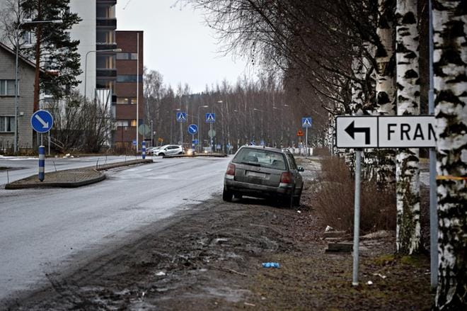 Jouppilantiellä Framin kohdalla on kiellettyä pysäköidä viheralueelle samoin kuin Areenan kohdassakin. KUVAT: KARI LÖFHJELM
