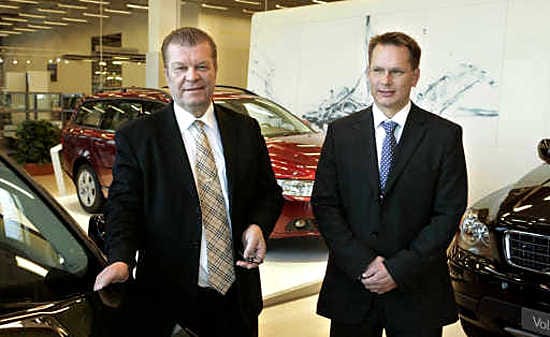 Oululaisessa Wetteri-konsernissa Heikki Häggkvist (vas.) vetäytyy emoyhtiön johtoon ja jättää henkilöautokauppaa käyvässä Wetteri Oy:ssä vetovastuun Aarne Simulalle.