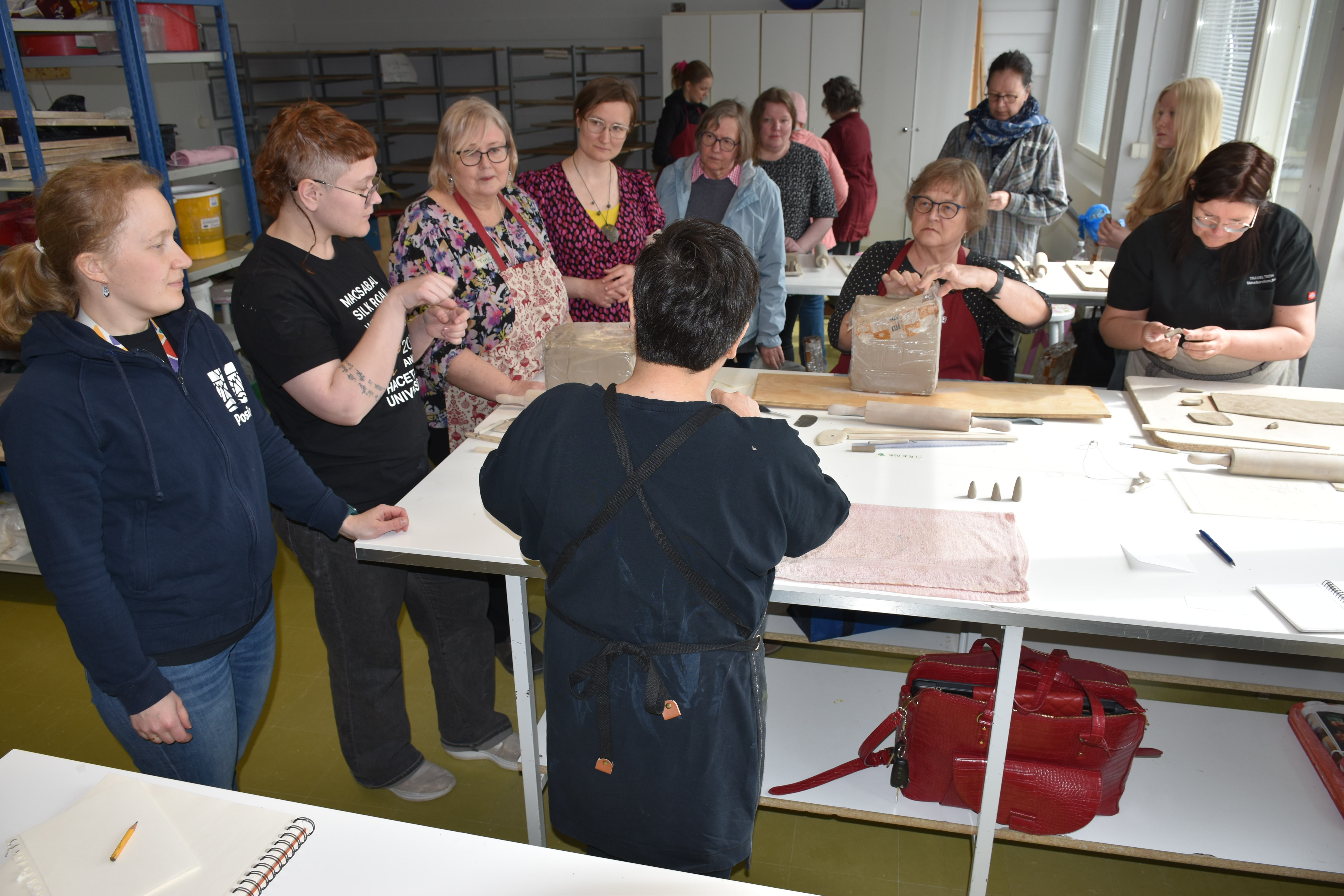 Posion keramiikkakurssi täyttyi oppilaista ympäri Suomea – Tuija Mönkkönen saapui Helsingistä keramiikkakuntaan viettämään puolisonsa kanssa kesälomaa ja opiskelemaan keramiikan valmistamista