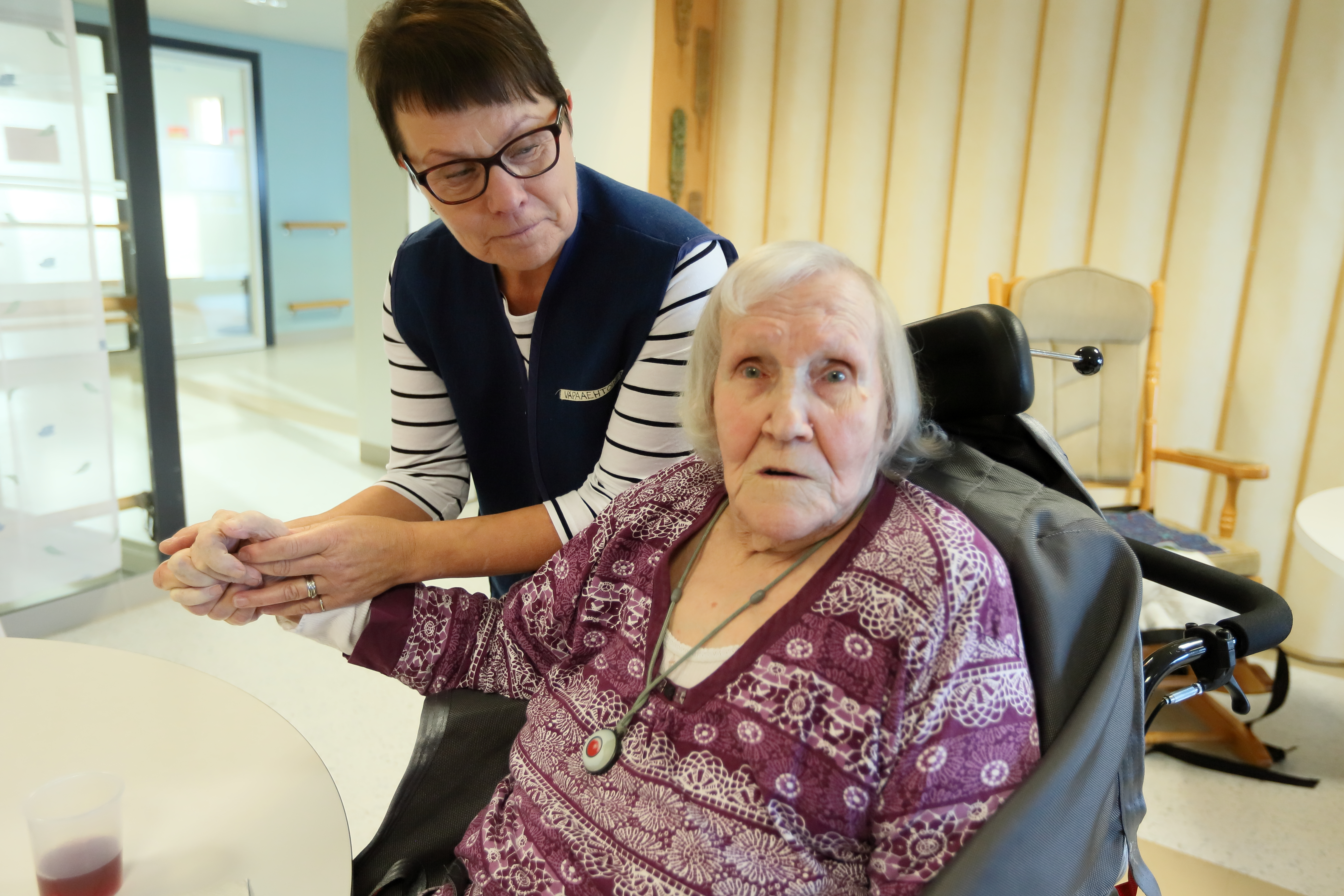 Vanhuksista ja heidän omaisistaan ja henkilökunnasta on tullut auttajille uusia tuttuja. Raija Heinonen käy aina tervehtimässä Seija Jokimiestä, joka osaa  heitä jo odottaa.  Seija Jokimies kertoo, että hänelle vapaaehtoisten vierailut ovat todella tärkeitä.