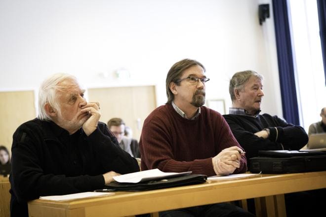 Kittilän syytteessä olevista entisistä ja nykyisistä luottamushenkilöistä oli tiistain valmisteluistunnossa paikalla vain neljä, joista kolme istui eturivissä. Torsti Patakangas (vas.), Veli-Matti Junnola ja Vilho Molkoselkä. KUVA: Anna Muotka