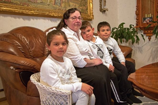 Theresa, Roope ja Alvari ovat Elina Lähdesmäen ilona ja kasvatettavana. Kaikki jännittävät päivää, jolloin isoäiti voi näkyä uutisissa. KUVA: AUNE WARONEN