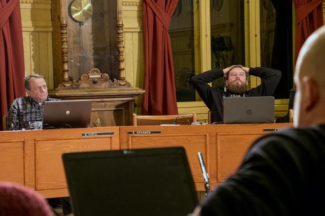 Vain yksi oli joukosta poissa, vihreiden Erkki Nykänen, joka istuu Kaskisten valtuustossa Erkki Virran (sd.) ja Jukka Salon (ps.) välissä. KUVA: JORMA HAVULA