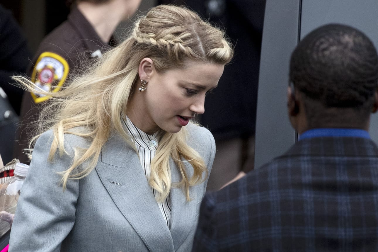 Näyttelijä Amber Heard tuomittiin maksamaan 15 miljoonan dollarin vahingonkorvaukset Johnny Deppille kunnianloukkauksesta.
