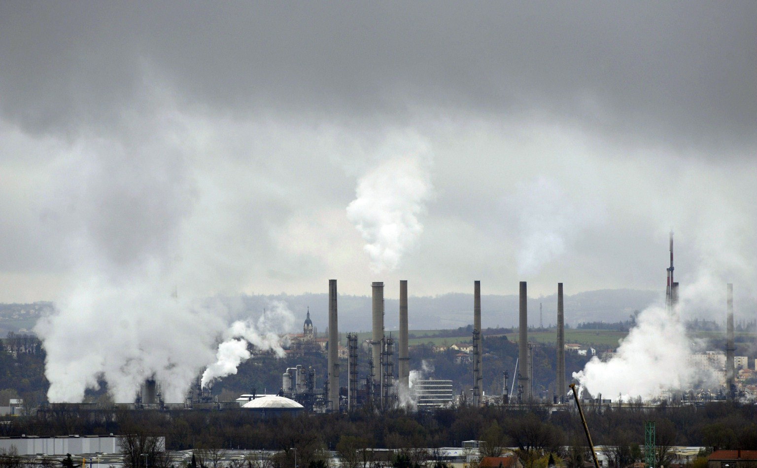 EU sopi päästökaupan laajentamisesta – ilmaisten päästöoikeuksien jakamista lopetellaan 2026 alkaen