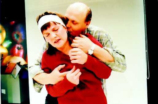 Puristuksissa. Tuula (Sari Mällinen) joutuu miehensä Karin (Hannu-Pekka Björkman) väkivallan uhriksi Kom-teatterin näytelmässä Tarpeettomia ihmisiä.