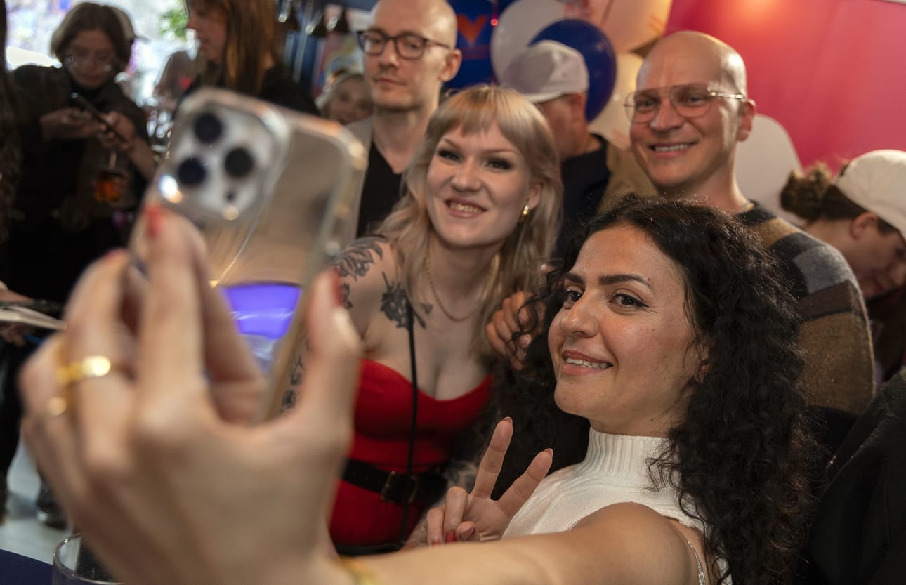 Vasemmistoliiton Jessi Jokelainen (keskellä) nousee eduskuntaan. Oikealla oleva Gashaw Bibani Vantaalta yllätti EU-vaaleissa kaikki ja nousi varamepiksi. Kuva: MAURI RATILAINEN