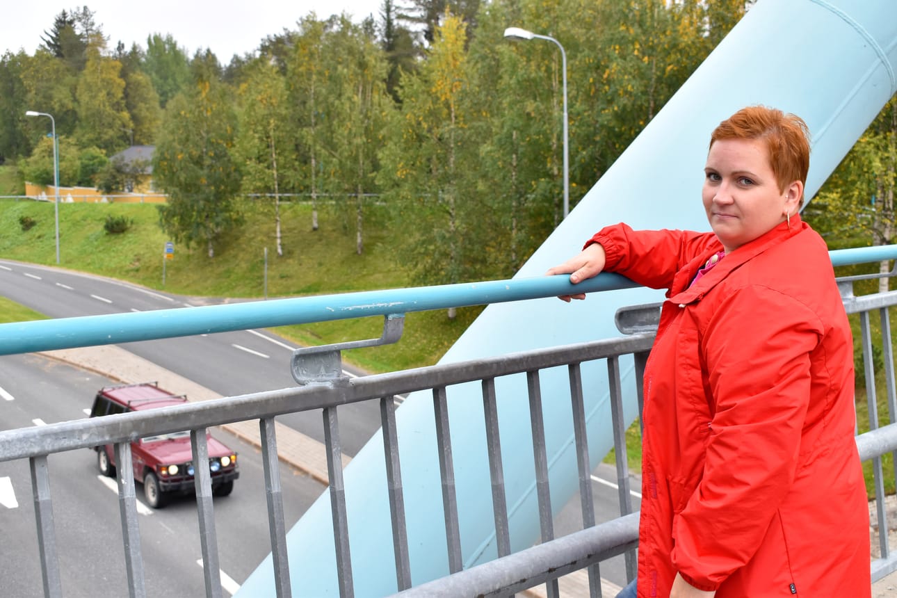 Torangin näkyvin maamerkki on Ouluntien ylittävä Torangin silta. Päivi Käkelä haluaisi tulevana talvena nähdä lyhtyjen valaisevan Ouluntien reunaa. Myös tienvarren komeat kuuset voisi joskus tulevaisuudessa valaista.