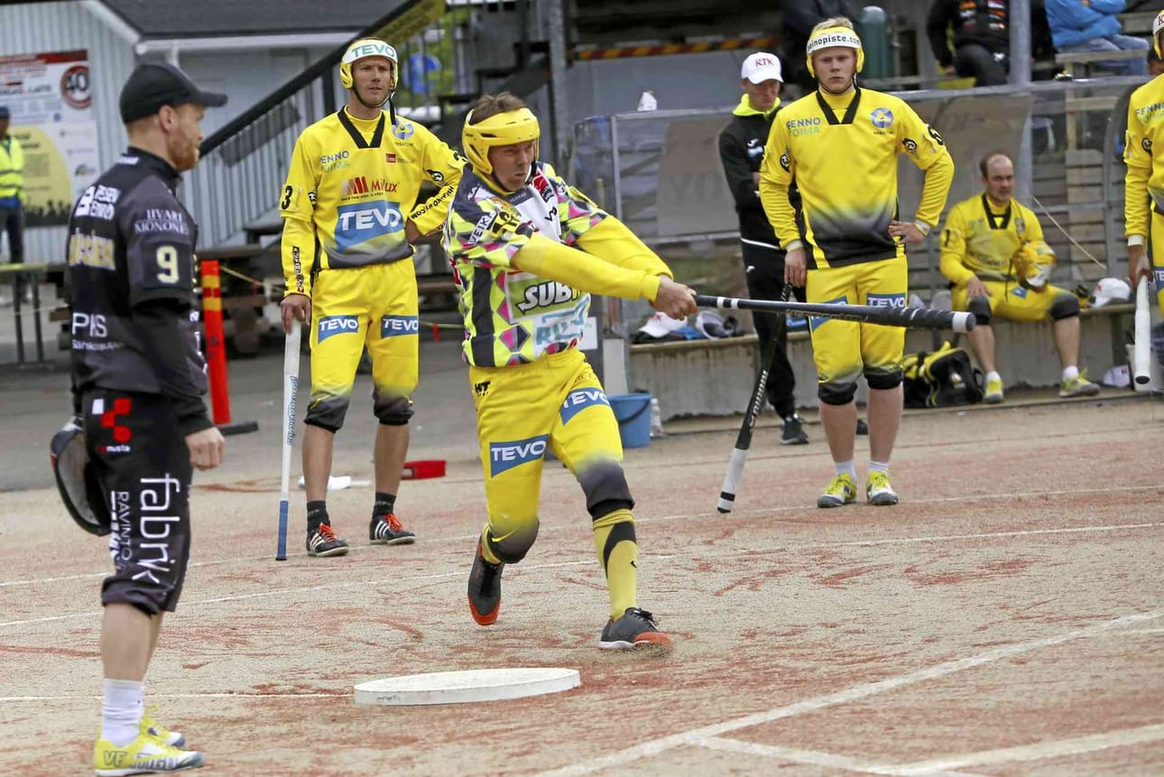 Jokeripaitainen Jari Törmänen oli pelipäällä tiistai-iltana Alajärvellä. Mies onnistui kuudesta kotiutusyrityksestä viisi kertaa.