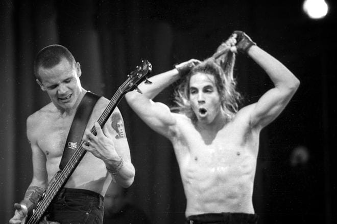 Red Hot Chili Peppersin Suck my Kississä ei puhutakaan mistään kuivasta poskisuukkosesta. Kuvassa basisti Flea ja laulaja Anthony Kiedis keikalla Provinssirockissa vuonna 1988.