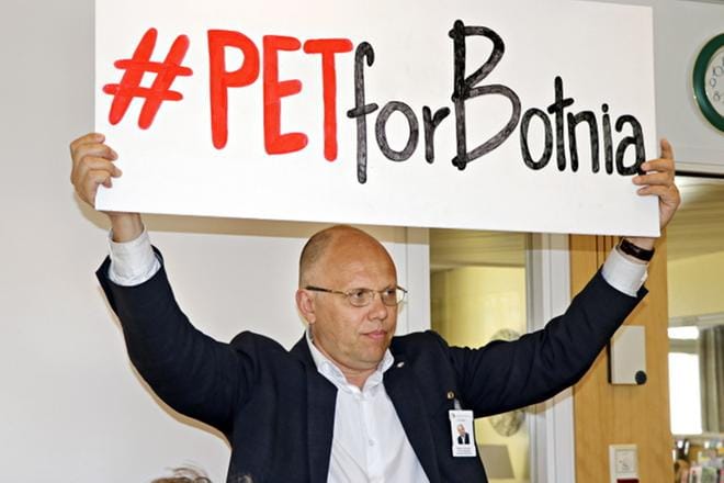 PETforBotnia -kampanja on Markku Suorannan mukaan levinnyt räjähdysmäisesti sosiaalisessa mediassa. Erityisesti pohjalaiset ovat lähteneet innolla tukemaan kampanjaa, jonka varat luovutetaan lyhentämättöminä Vaasan keskussairaalan syöpäosaston laitehankintaa varten. KUVA: KATJA LAHTI