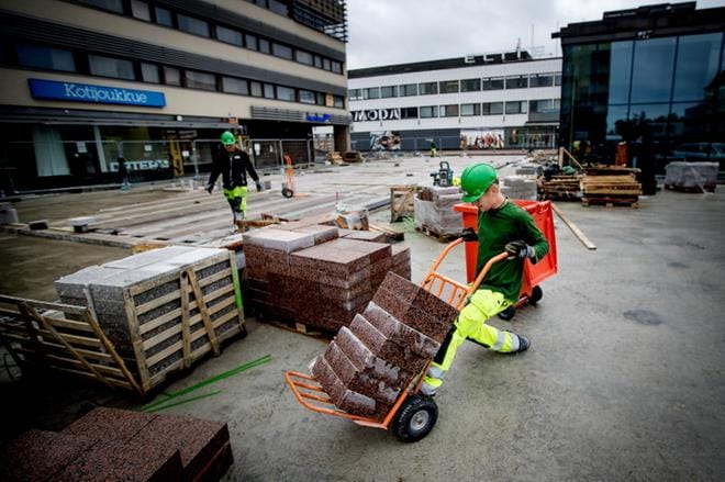 Seinäjoen tulevan keskustorin pinta valmistuu ja se herättää paljon uteliaita katseita. Mitä lähempänä pintaa ollaan, sitä enemmän työntekijät saavat huomiota. Kivimiehet ovat nyt huomion keskipisteessä ja tekevät pitkää päivää. Nokkakärryjen sarvissa on Joonatan Mäenpää. KUVAT: JAAKKO ELENIUS