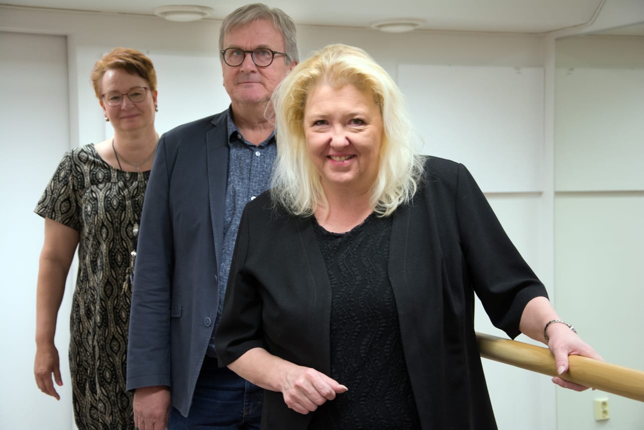 Kansalaisopiston rehtori Arto Juurakko asettui kuvassa opistosihteerien Paula Kuhalammen ja Sisko Lagerstedtin väliin Kulttiksen monitoimisalissa.