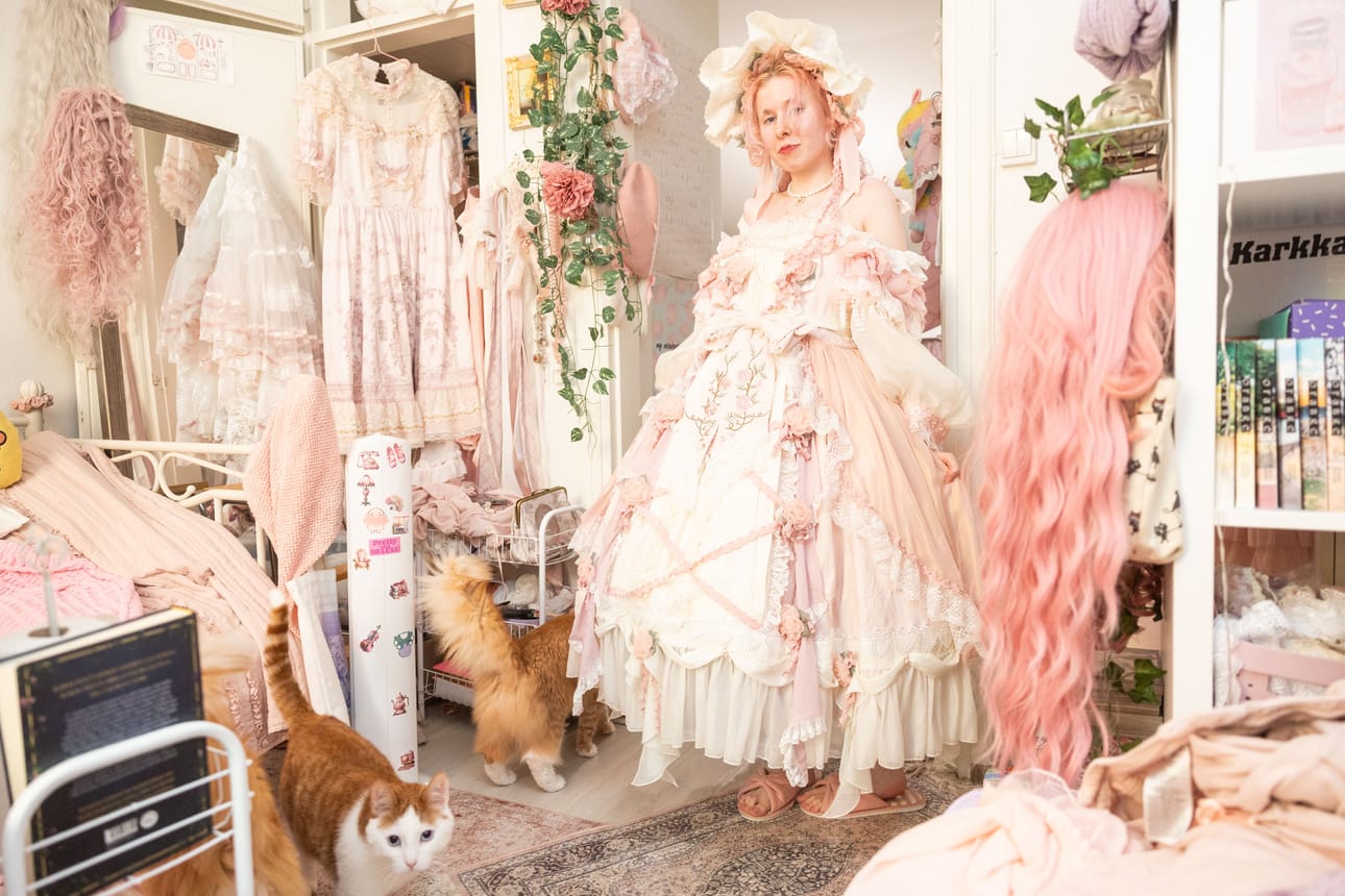 Julette Koukkari pitää lolita-vaatteita lähes joka päivä.