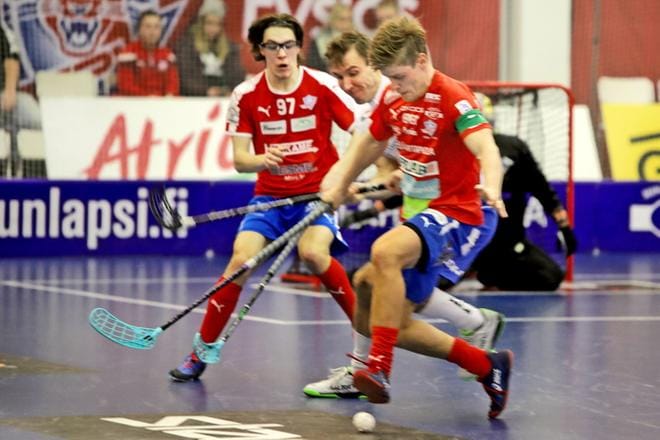 SPV:n Riku Hakanen (vas.) nautti täysin siemauksin vauhdikkaasta kamppailusta. Menossa mukana EräViikinkien Mikael Lax ja SPV:n Ville Kuusela. KUVA: HEIKKI HAKANEN