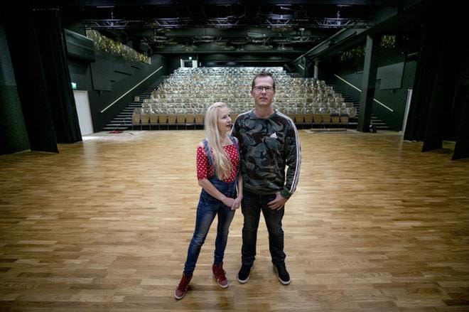 Anne ja Timo Välisasaren mukaan Wiihde Areenan tarkoitus on rikastuttaa Seinäjoen ja Etelä-Pohjanmaan kulttuuritarjontaa. Syksyn ohjelmistossa on ainakin teatteria, stand uppia ja musiikkia. KUVA: JAAKKO ELENIUS