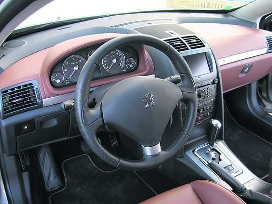 Omaa suunnittelua. Peugeot 407 coupé on synytnyt poikkeuksellisesti Peugeotin oman suunnittelutoimiston projektina. Edellinen 406 coupé esimerkiksi oli Pininfarinan suunnittelma.