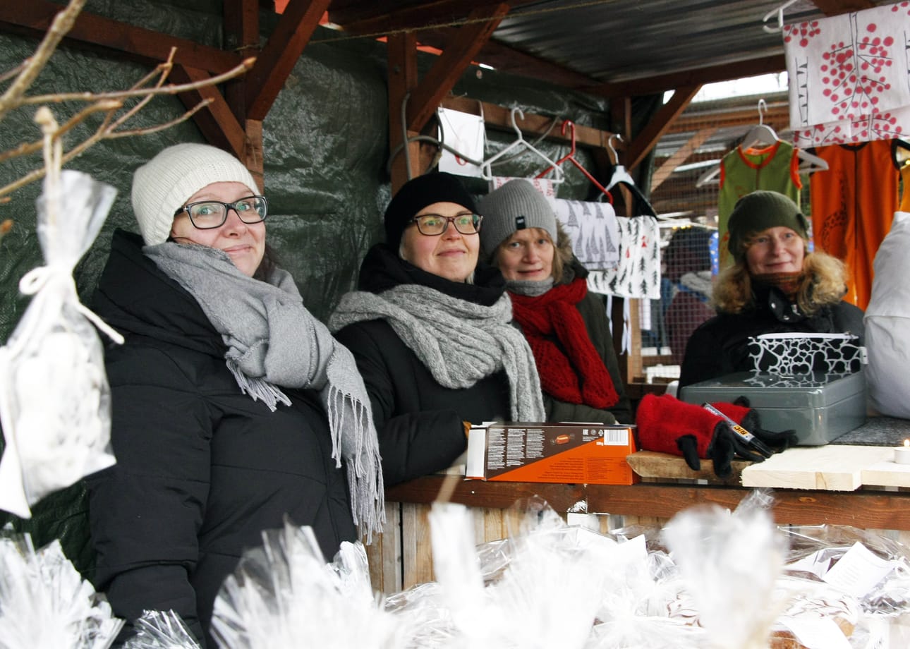 1. Katja Hekkala, Piia Mikkonen, Sanna Lehtola ja Sirpa Lehtola olivat virittäytyneet joulutunnelmaan yhteisillä askarteluhetkillä.