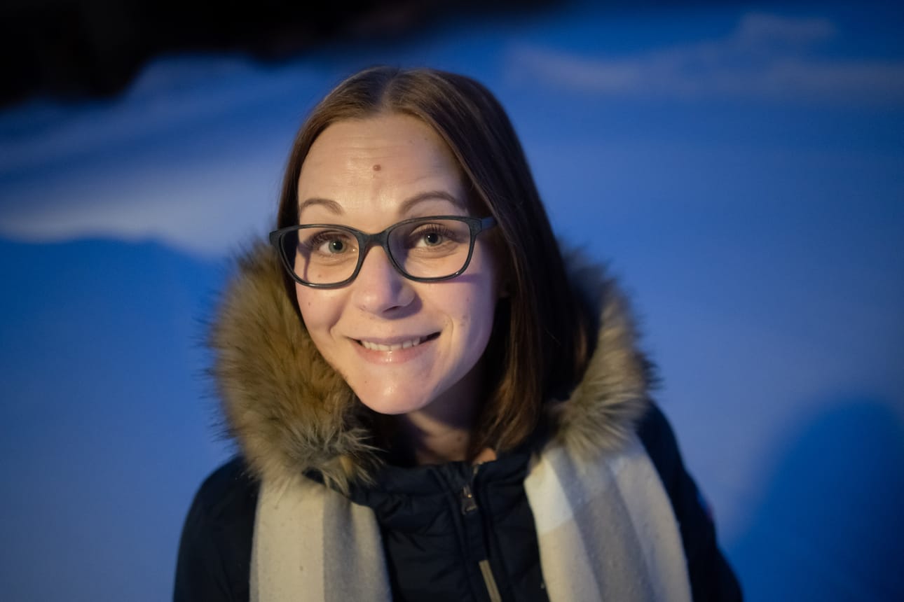 Meidän mummot ja papat ovat ihania. Heidän kanssaan on hauska tehdä töitä enkä vaihtaisi sitä mihinkään, kertoo Kuusamon kaupungin kotihoidossa työskentelevä ilon tuoja Karoliina Kurvinen.