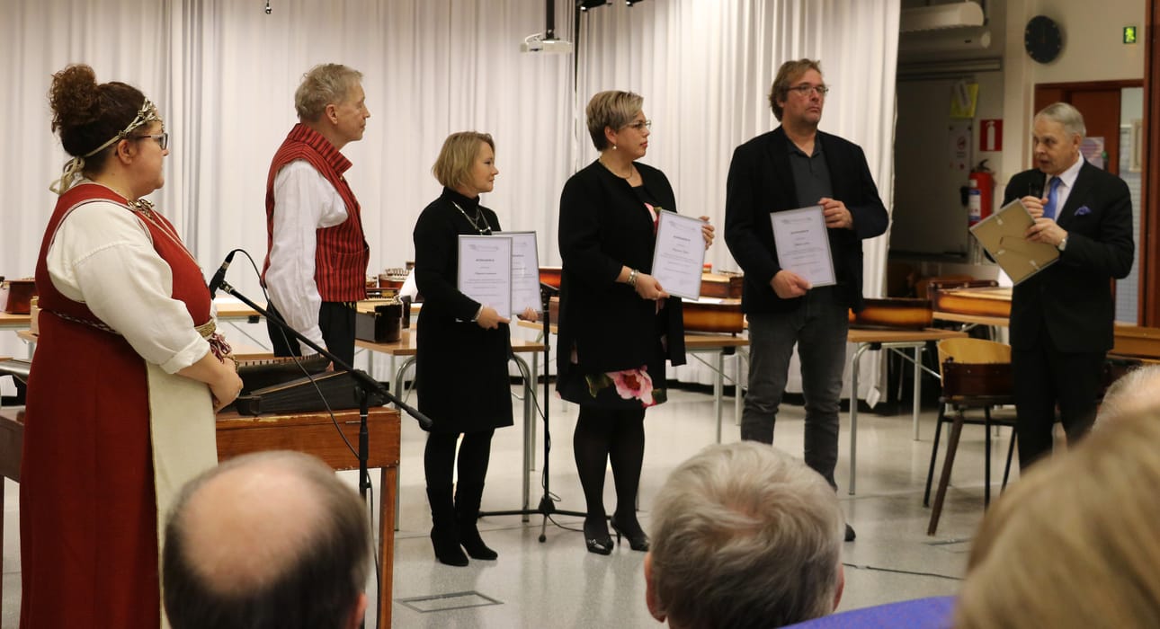 Kanteleyhdistys muisti tärkeitä yhteistyökumppaneitaan.