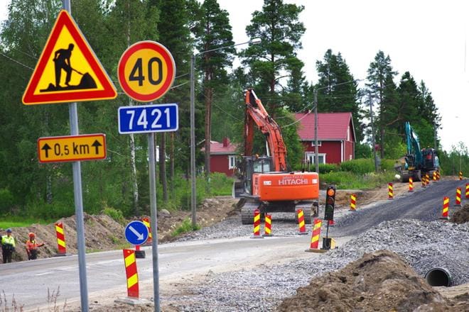 Höykkylän tieurakka on lähtenyt hyvin käyntiin. Juuri nyt työn alla on Pyhälahdentien pystygeometrian parantelu, joka tulee kestämään arvioilta neljä viikkoa. Kuva: Teemu Niemelä