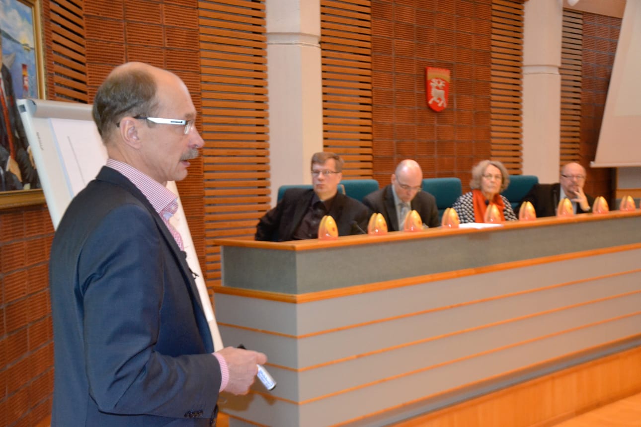 Tarmo Raatikainen (vas.), Martti Turunen, Hannu Tuovila ja Matti Ervasti pohtivat rahoitusjärjestelyyn liittyviä vakuuksia.
