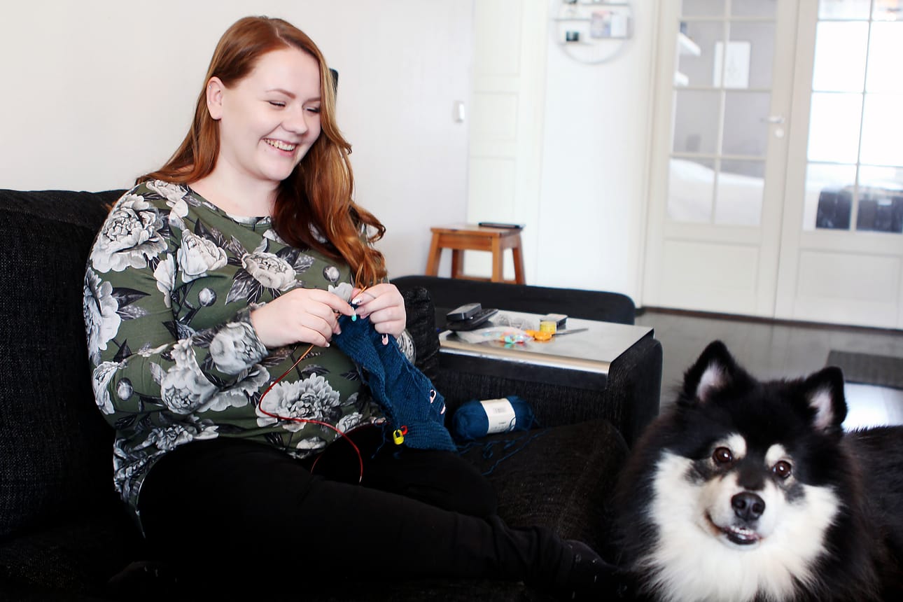 Keminmaalainen Rosa Yrjänheikki tekee käsitöitä omaksi ilokseen. Käsityöt ovat vallanneet Rosan blogin, vaikka artesaani on vaihtamassa alaa. Emäntänsä apuna pyörii myös Milja.