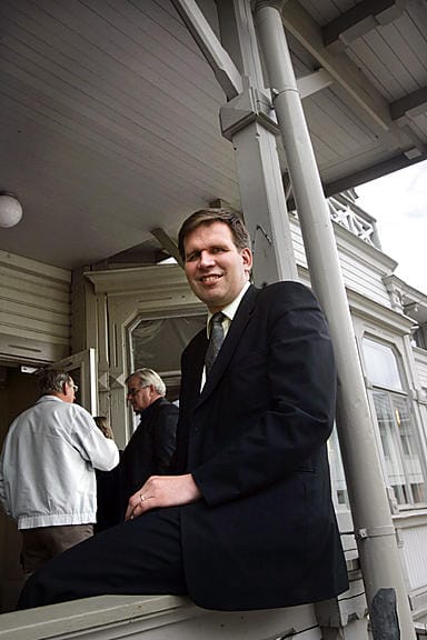 Oulussa puhunut dosentti Raimo Savolainen toimii J. V. Snellman 200-vuotta -juhlahankkeen pääsihteerinä. Hän on kirjoittanut Snellmanista elämäkerran Sivistyksen voimalla (Edita).