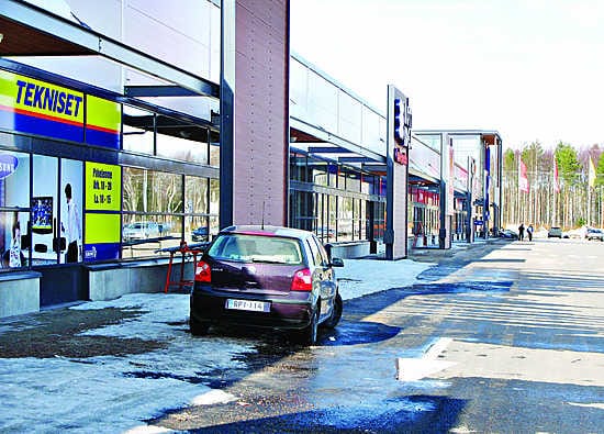 Kauppapuisto on liikenteellisesti hyvällä paikalla, ei valtatien varressa mutta kätevästi keskustasta ja Sotkamon suunnalta saavutettavissa. Tilaa on parkkeerata väljästi ja peruutella peräkärryllä.