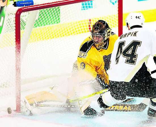 Hannu Toivonen torjuu Pittsburgh Penguinsin Brooks Orpikin vedon.