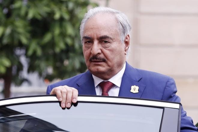 Kapinallisjoukkoja johtava entinen kenraali Khalifa Haftar on ilmoittanut, ettei aio perääntyä Tripolin valtauksesta. KUVA: ETIENNE LAURENT
