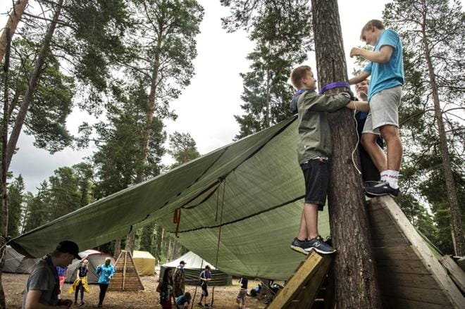 Vaasalaiset Luukas Perttu, Lauri Kumpula ja Peetu Salo rakentavat Arabia-teemaista leiriä. Aktiiviset partiolaiset viihtyvät keskenään. KUVA: CLAS-OLAV SLOTTE
