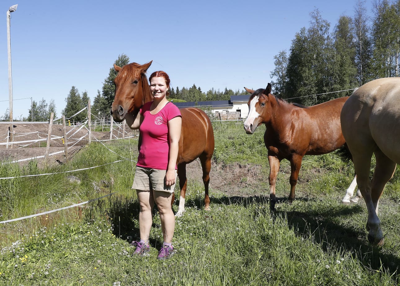 Eläintenhoitajaksi kouluttautunut Leenu Virpi kertoo, että on kartuttanut ison osan taidoistaan tarkkailemalla hevosia. –Olemme tulleet joskus tuntilaistenkin kanssa tänne laitumelle ihan vain katselemaan hevosia, ja olen sitten tulkannut sitä, mitä ne viestivät tekemisillään.