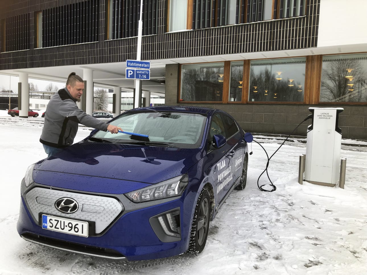 Juha Kokko hankkii kaupungille tulevaisuudessa nykyistä enemmän sähköautoja. Nyt yksi kolmesta sähköautosta on kaupungintalon vahtimestarin käytössä.