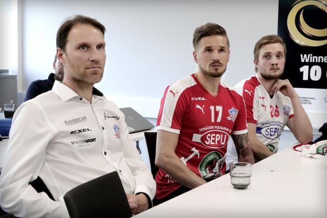SPV:n Tommy Koponen, Mikko Kohonen ja Jari Hankkio jahtaavat jättipottia salibandyn Euroopan seurajoukkueiden mestaruusturnauksessa Seinäjoella. KUVA: JOUKO HÄNNINEN