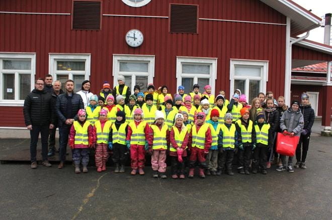 Lahjoittajien edustajat Tommi Koivunen, Jouni Jokitalo, Helena Marjomäki ja Tuomo Nelimarkka sekä vanhempainyhdistyksen Antti Nenonen pääsivät kuvaan Myllykankaan koulun pienimpien oppilaiden ja oppilaskunnan edustajien (oik.) kanssa. KUVA: SAILA COLLANDER