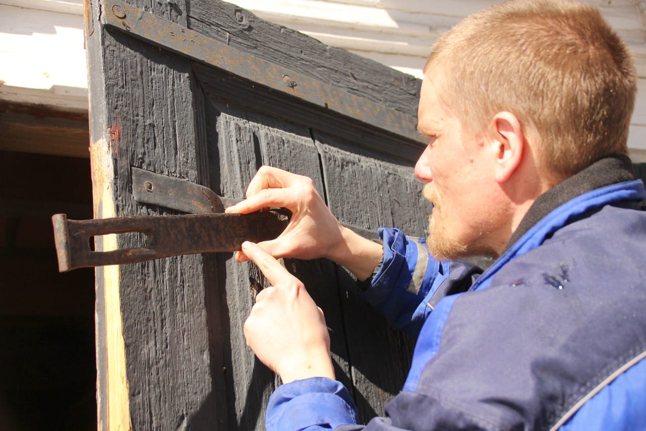 Oven salvasta Jari Sihvonen on löytänyt vuosiluvun 1847.