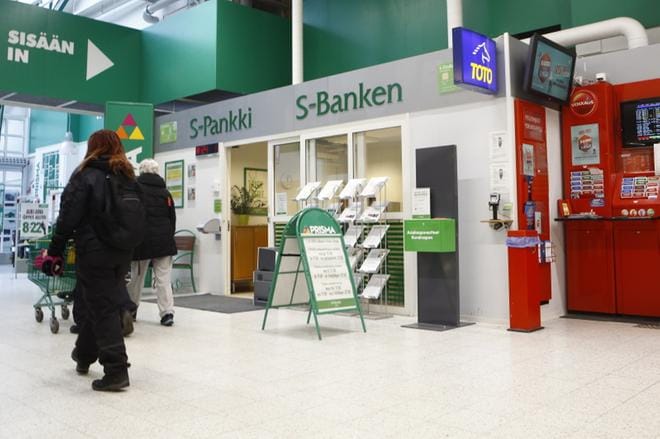 Tällä kertaa huijarit yrittävät saada käsiinsä S-Pankin asiakkaiden verkkopankkitunnuksia. Kuvan henkilöt eivät liity aiheeseen. Arkistokuva: Samppa Toivonen