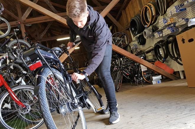 Lakeus sportissa pyöriä myyvä Mikael Mäkinen tulee usein kiinnittäneeksi huomiota kaupunkiin pysäköityjen pyörien huolimattomaan lukitukseen. Vaijerin kietaiseminen lyhtypylvään ja eturenkaan ympäri ei riitä pitkäkyntisiltä suojautumiseksi. Kuva: Sarianne Tekoniemi