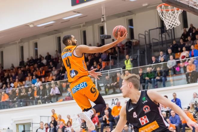 Karhun Rene Rougeau nosti pallon koriin Kouvojen Tuomas Hirvosen seuratessa tilannetta. Kuva: Erkki Hautaviita