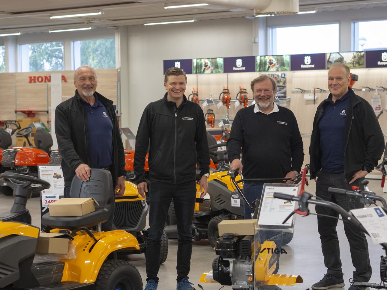 Kun Jouni, Pyry, Juha ja Jouko Hirvonen vaihtavat Paljetien myymälässä kuulumisia kuutena päivänä viikossa, ei sunnuntaisin välttämättä enää käydä kylässä.