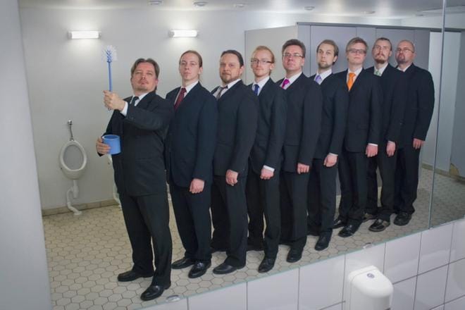 Jyväskyläläinen Må Pyton -lauluyhtye esiintyy Kaffehuset Augustissa Show & Dinner -tapahtumassa. Yhtye esittää Monty Python musiikkia suomeksi.