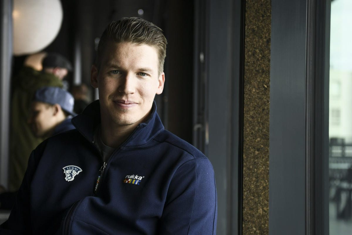 Suomen hyökkääjä Jere Sallinen kuvailee illan vastustajaa Yhdysvaltoja kovaksi kamppailujoukkueeksi. LEHTIKUVA / Emmi Korhonen