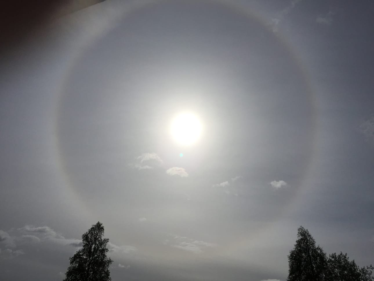 Auringonkehrä Kirkkokedon koulun yllä.